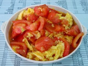 ביצה מקושקשת עם עגבניות
